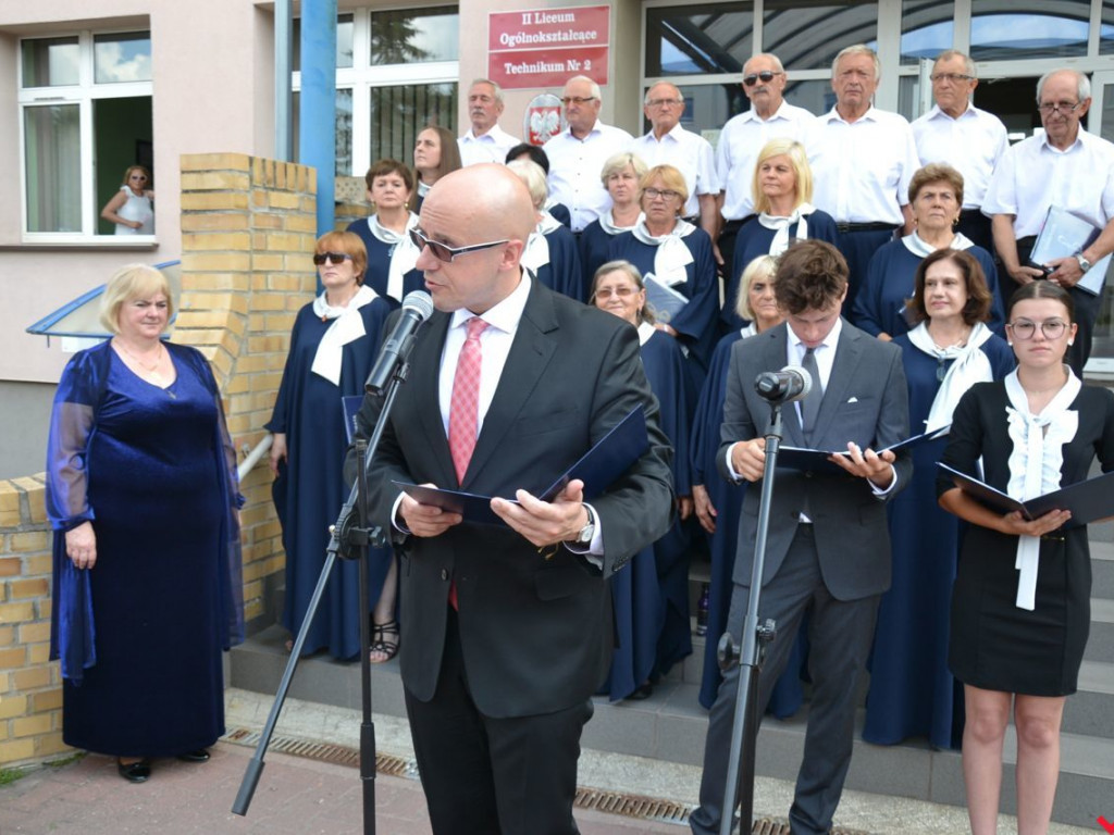 ZSTiO z nowym sztandarem na powiatowym zakończeniu roku szkolnego