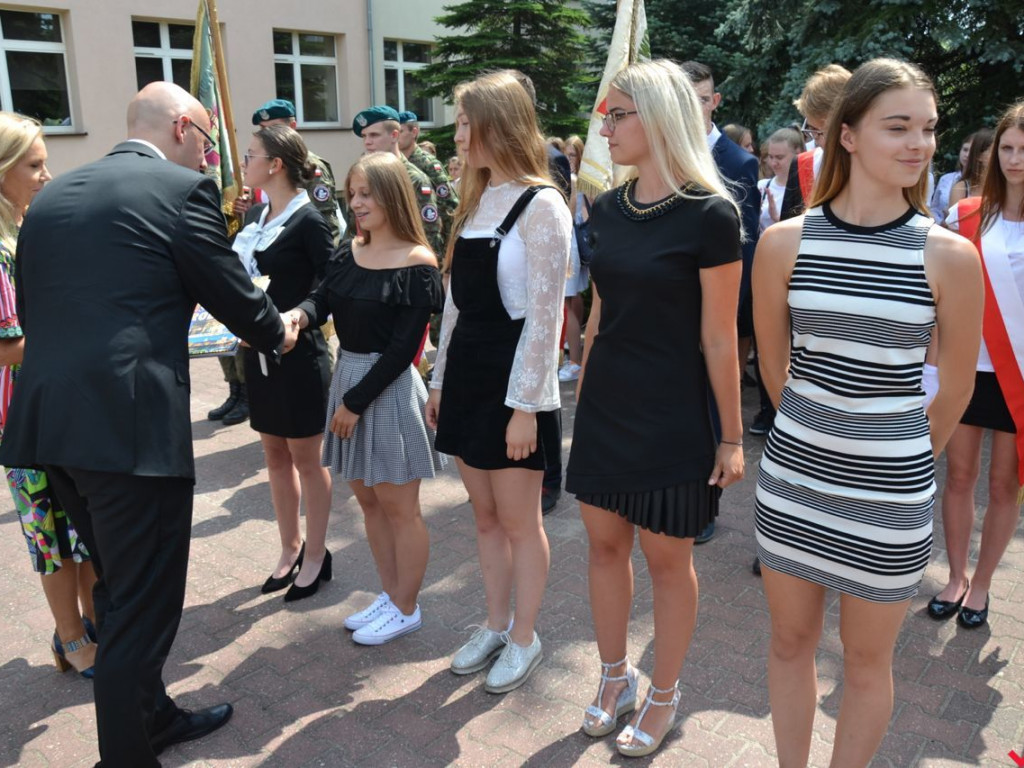 ZSTiO z nowym sztandarem na powiatowym zakończeniu roku szkolnego