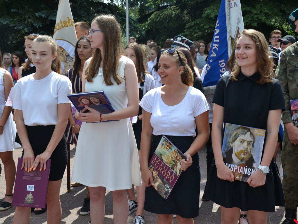 ZSTiO z nowym sztandarem na powiatowym zakończeniu roku szkolnego