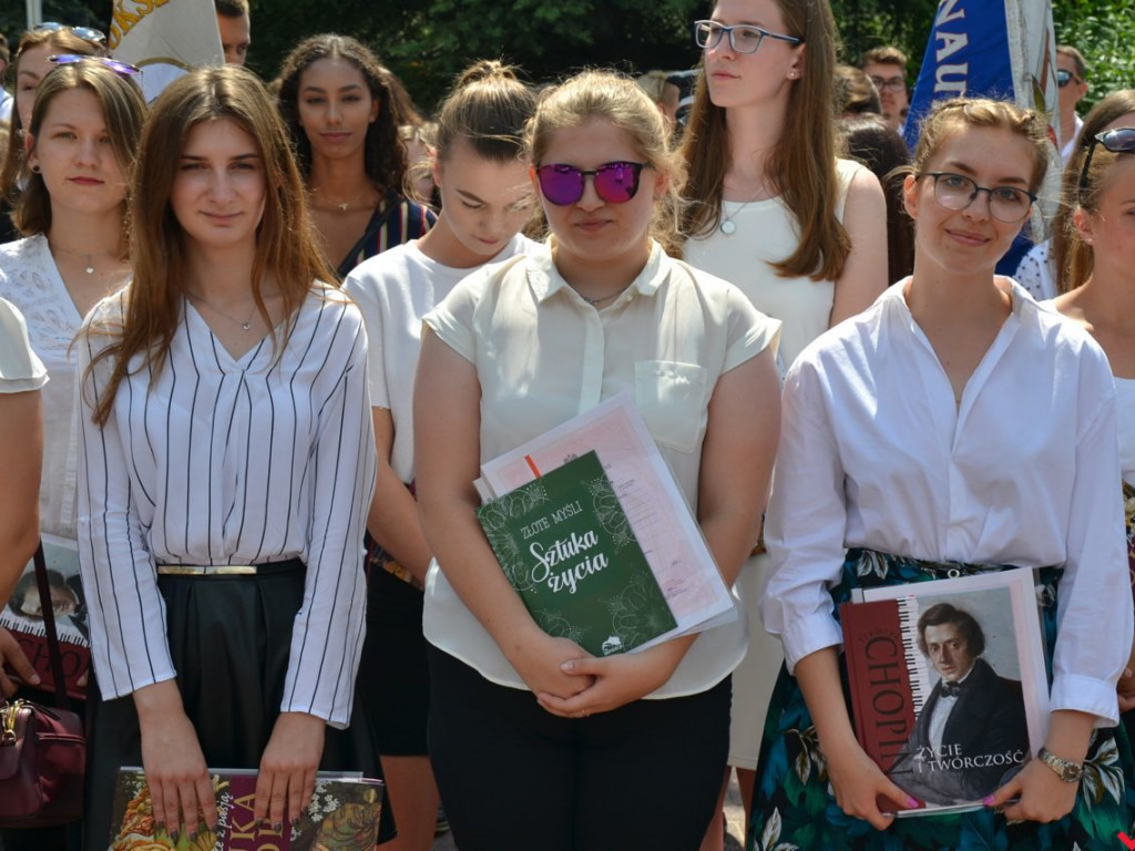 ZSTiO z nowym sztandarem na powiatowym zakończeniu roku szkolnego