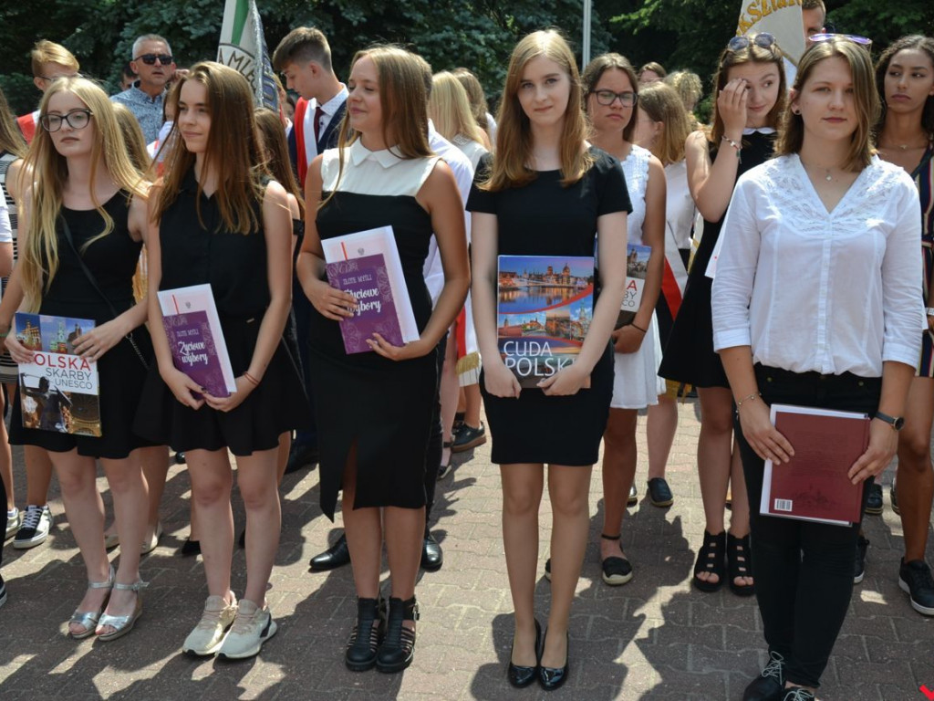 ZSTiO z nowym sztandarem na powiatowym zakończeniu roku szkolnego