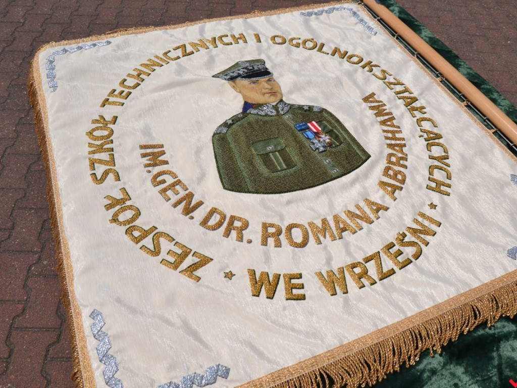 ZSTiO z nowym sztandarem na powiatowym zakończeniu roku szkolnego