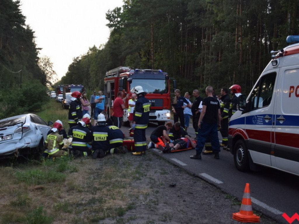 Wypadek na drodze wojewódzkiej w Tłoczyźnie. Kilka osób rannych