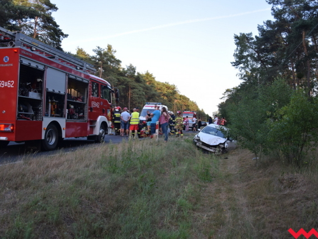 Wypadek na drodze wojewódzkiej w Tłoczyźnie. Kilka osób rannych