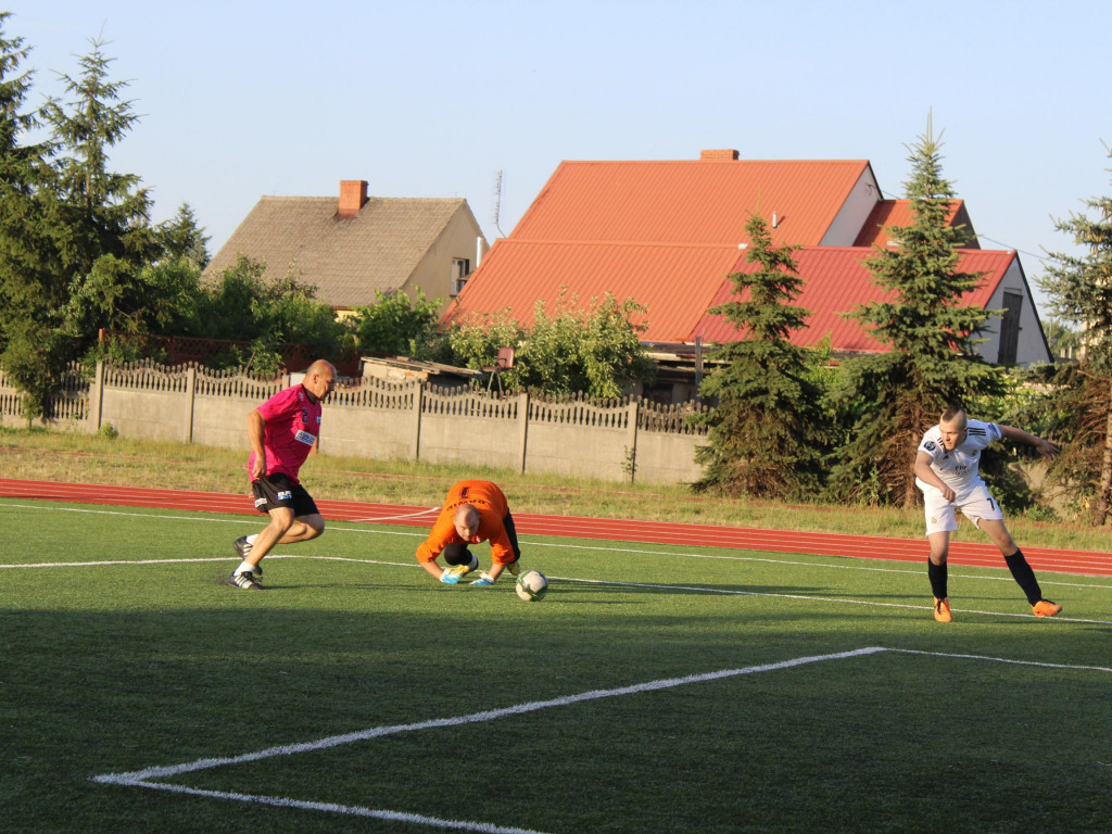 Byli najlepsi i zgarnęli główne trofeum. FC Kryształki z pucharem przewodniczącego