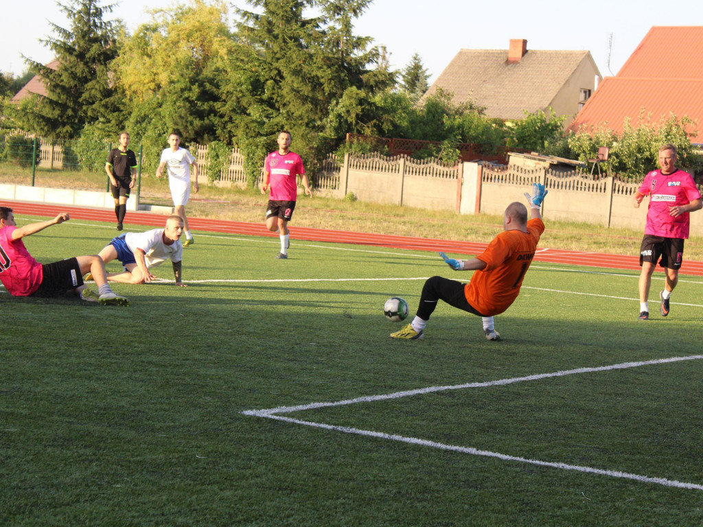 Byli najlepsi i zgarnęli główne trofeum. FC Kryształki z pucharem przewodniczącego