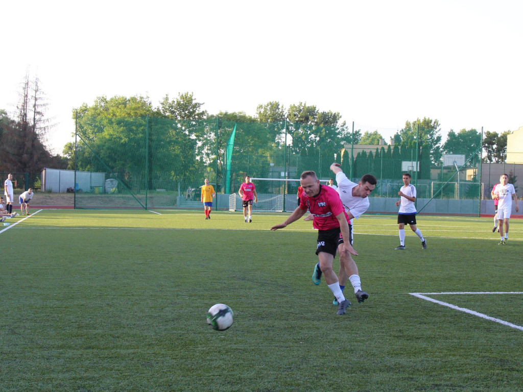 Byli najlepsi i zgarnęli główne trofeum. FC Kryształki z pucharem przewodniczącego