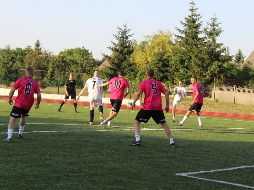 Byli najlepsi i zgarnęli główne trofeum. FC Kryształki z pucharem przewodniczącego