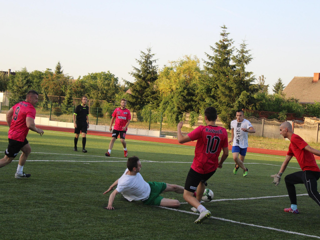Byli najlepsi i zgarnęli główne trofeum. FC Kryształki z pucharem przewodniczącego