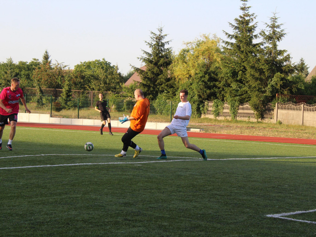 Byli najlepsi i zgarnęli główne trofeum. FC Kryształki z pucharem przewodniczącego