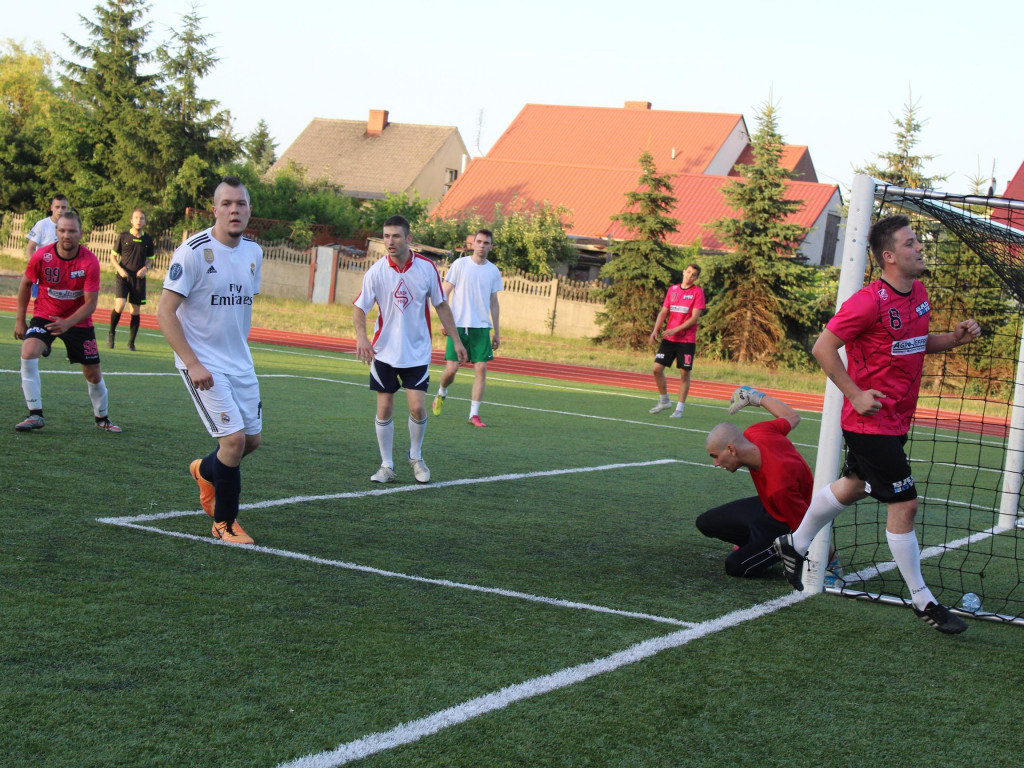 Byli najlepsi i zgarnęli główne trofeum. FC Kryształki z pucharem przewodniczącego