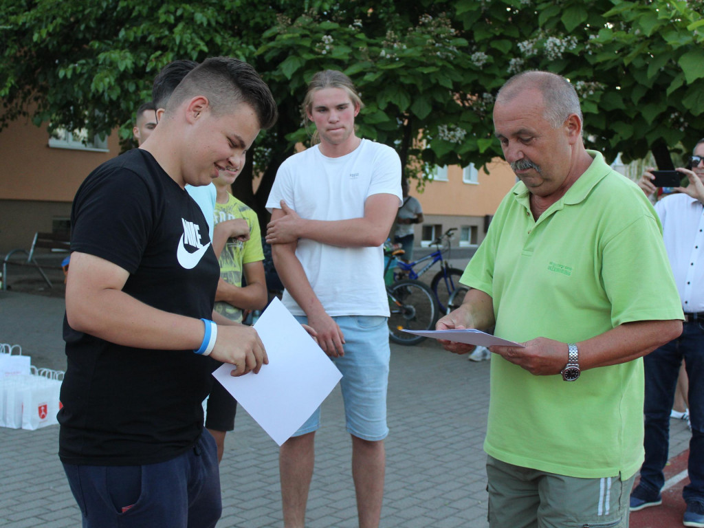 Byli najlepsi i zgarnęli główne trofeum. FC Kryształki z pucharem przewodniczącego