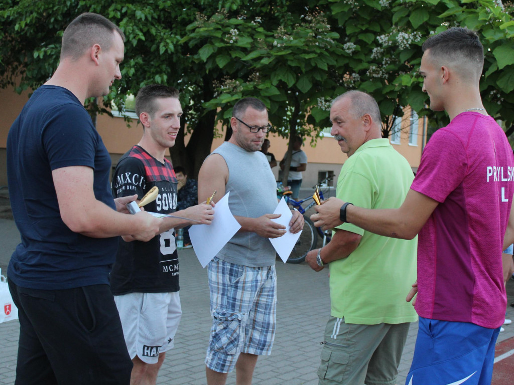 Byli najlepsi i zgarnęli główne trofeum. FC Kryształki z pucharem przewodniczącego