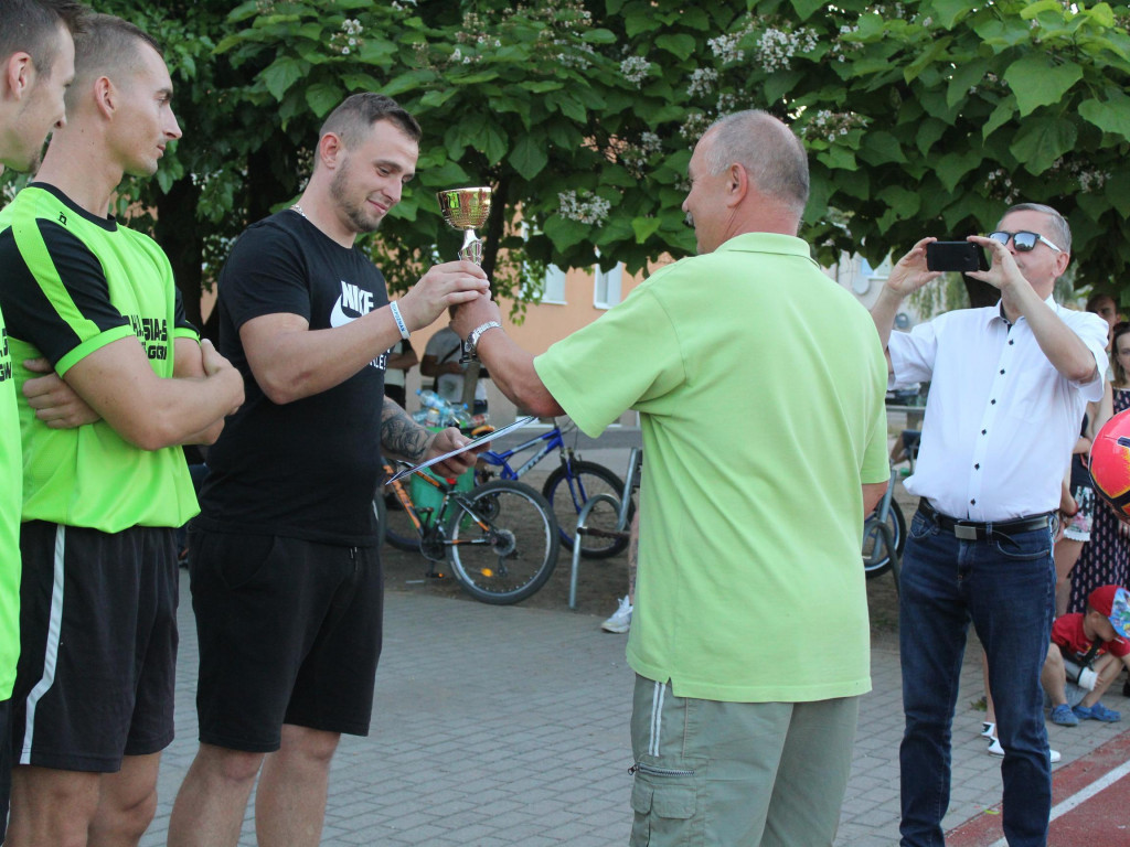 Byli najlepsi i zgarnęli główne trofeum. FC Kryształki z pucharem przewodniczącego