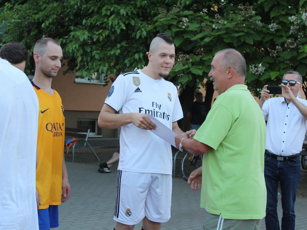 Byli najlepsi i zgarnęli główne trofeum. FC Kryształki z pucharem przewodniczącego