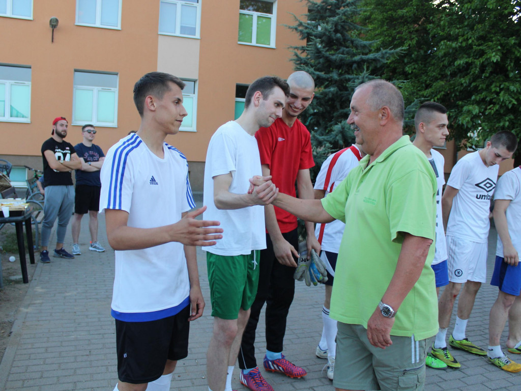 Byli najlepsi i zgarnęli główne trofeum. FC Kryształki z pucharem przewodniczącego