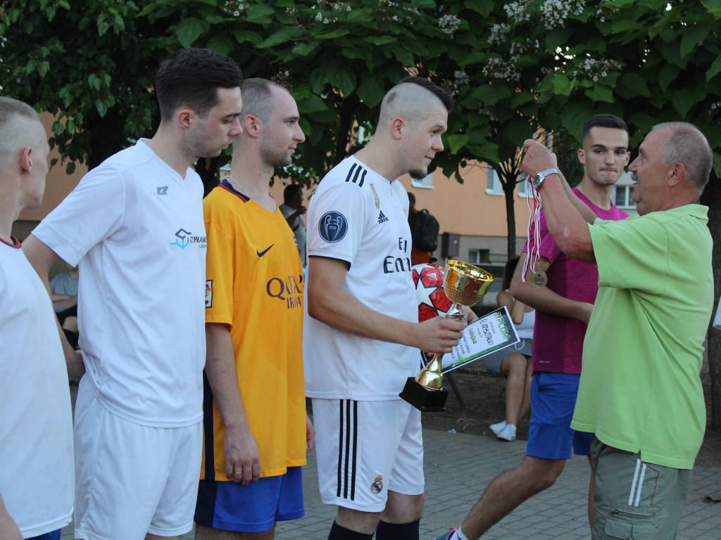 Byli najlepsi i zgarnęli główne trofeum. FC Kryształki z pucharem przewodniczącego