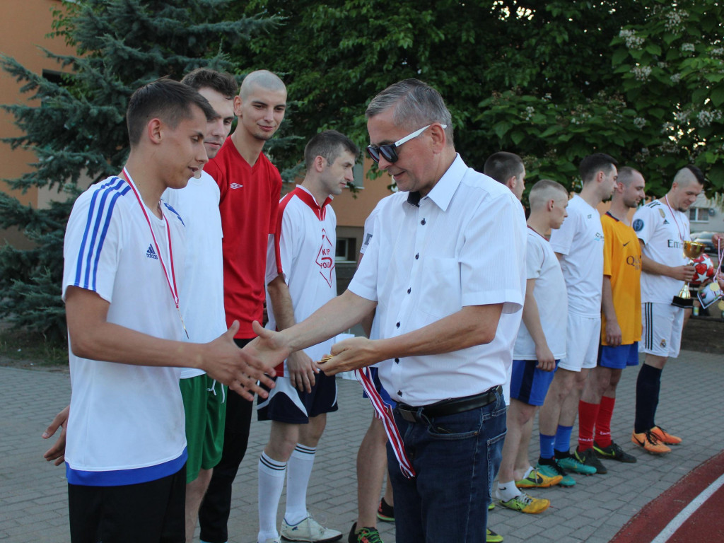 Byli najlepsi i zgarnęli główne trofeum. FC Kryształki z pucharem przewodniczącego