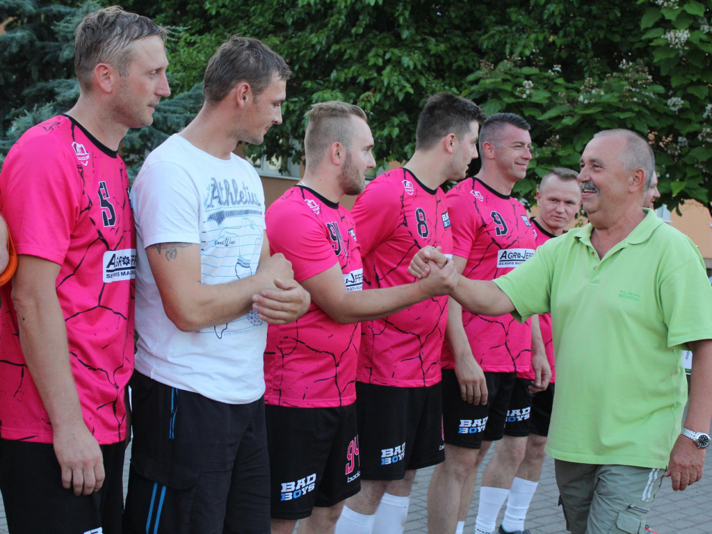 Byli najlepsi i zgarnęli główne trofeum. FC Kryształki z pucharem przewodniczącego