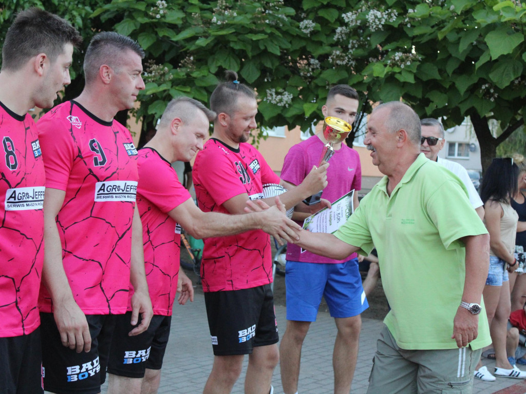 Byli najlepsi i zgarnęli główne trofeum. FC Kryształki z pucharem przewodniczącego