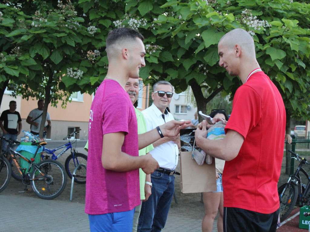 Byli najlepsi i zgarnęli główne trofeum. FC Kryształki z pucharem przewodniczącego