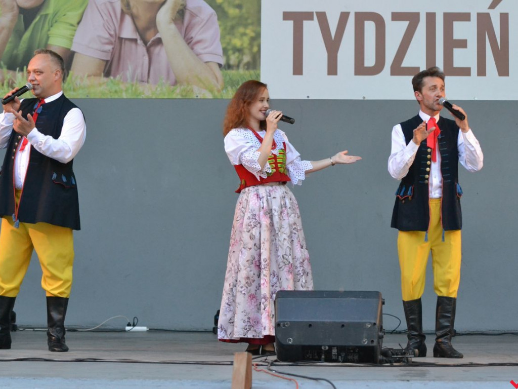 Coś pod nogę i coś do śmiechu, czyli kabaretowy koncert Trio Piotra Szefera