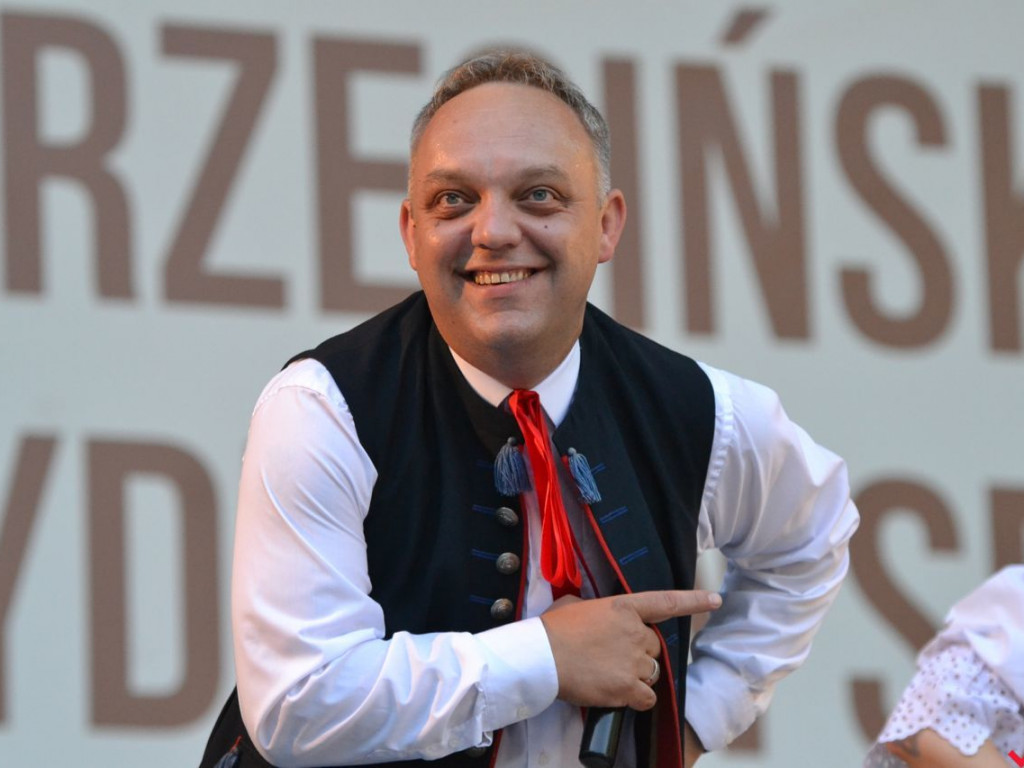 Coś pod nogę i coś do śmiechu, czyli kabaretowy koncert Trio Piotra Szefera