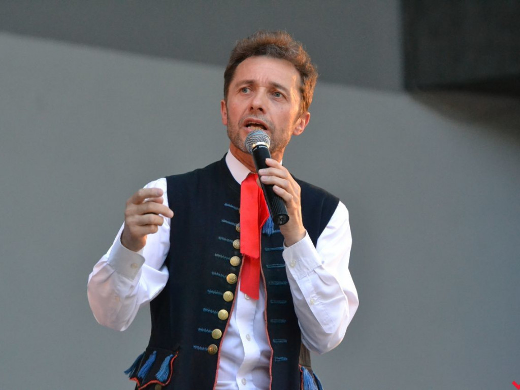 Coś pod nogę i coś do śmiechu, czyli kabaretowy koncert Trio Piotra Szefera