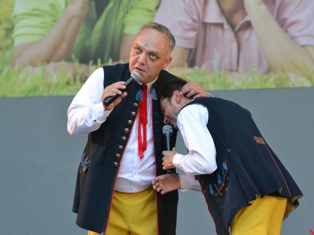 Coś pod nogę i coś do śmiechu, czyli kabaretowy koncert Trio Piotra Szefera