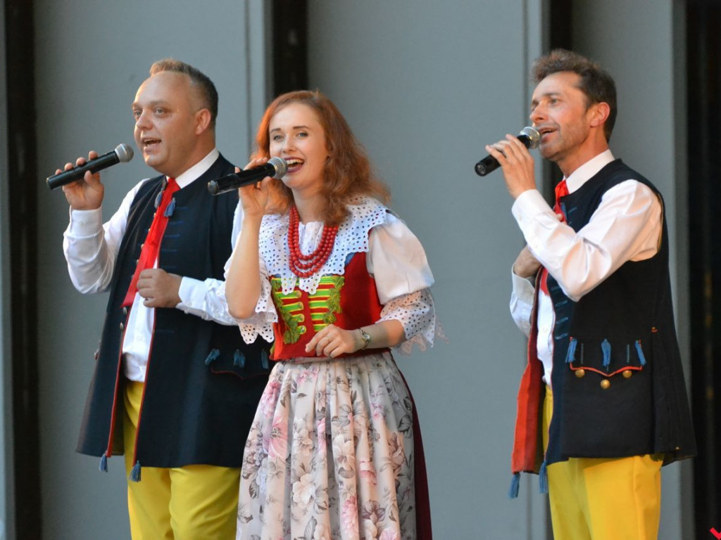 Coś pod nogę i coś do śmiechu, czyli kabaretowy koncert Trio Piotra Szefera