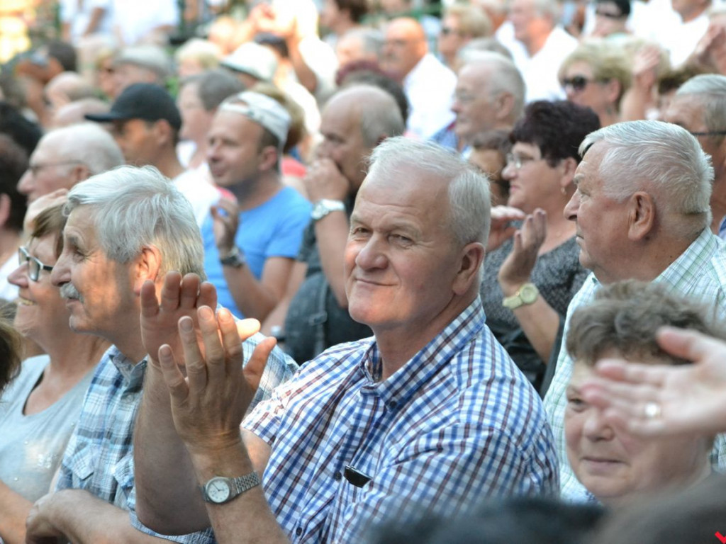 Coś pod nogę i coś do śmiechu, czyli kabaretowy koncert Trio Piotra Szefera