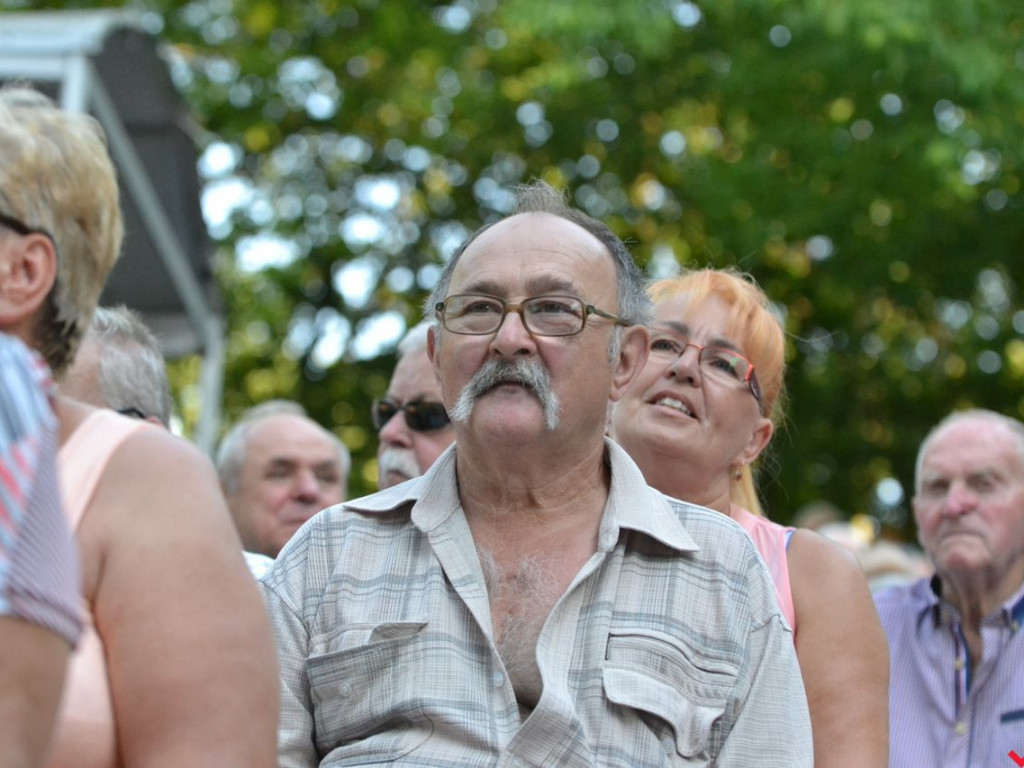Coś pod nogę i coś do śmiechu, czyli kabaretowy koncert Trio Piotra Szefera