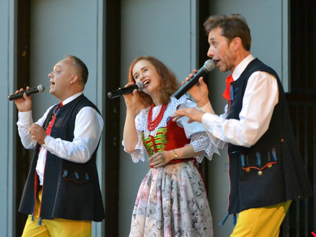 Coś pod nogę i coś do śmiechu, czyli kabaretowy koncert Trio Piotra Szefera