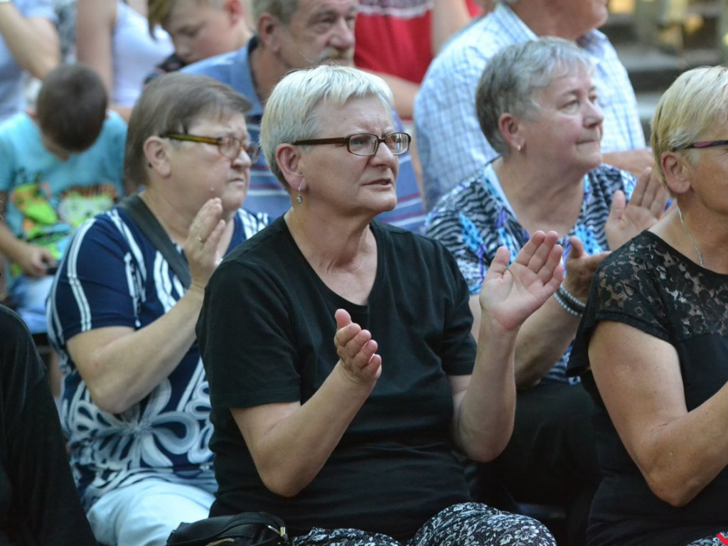 Coś pod nogę i coś do śmiechu, czyli kabaretowy koncert Trio Piotra Szefera