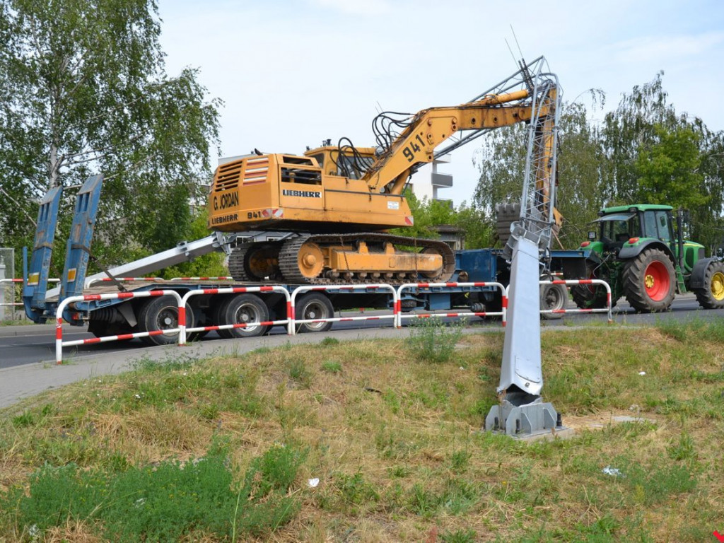Ciągnik z koparką skasował bramkę viaTOLL. Krajówka zablokowana