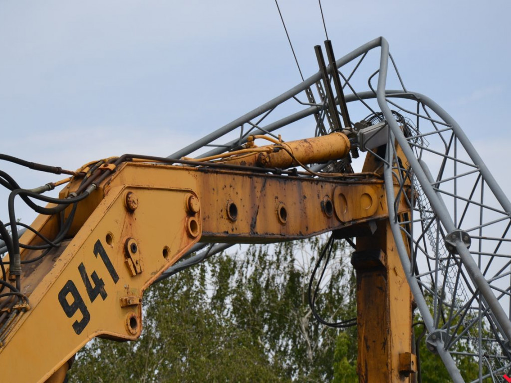 Ciągnik z koparką skasował bramkę viaTOLL. Krajówka zablokowana