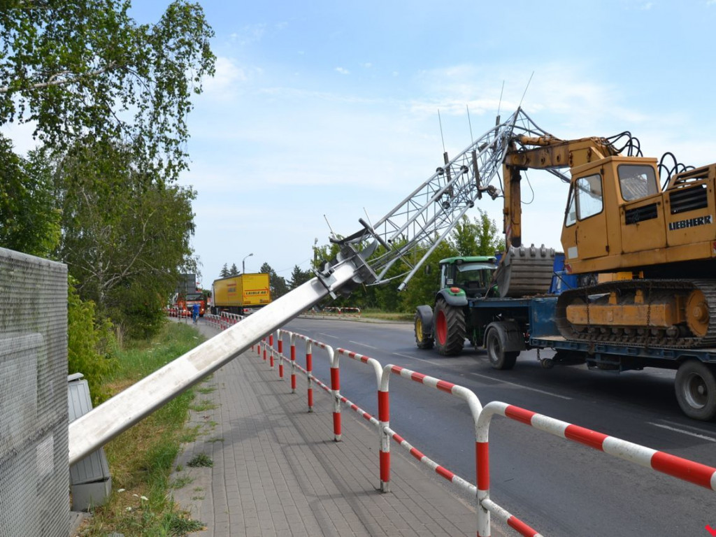 Ciągnik z koparką skasował bramkę viaTOLL. Krajówka zablokowana