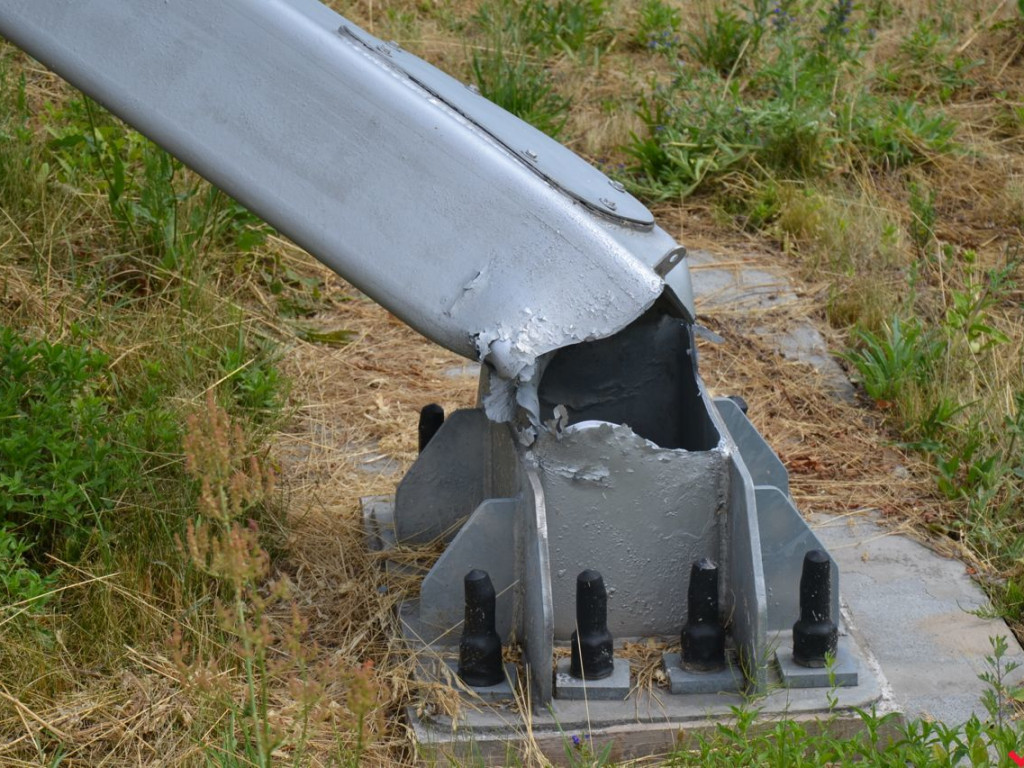 Ciągnik z koparką skasował bramkę viaTOLL. Krajówka zablokowana