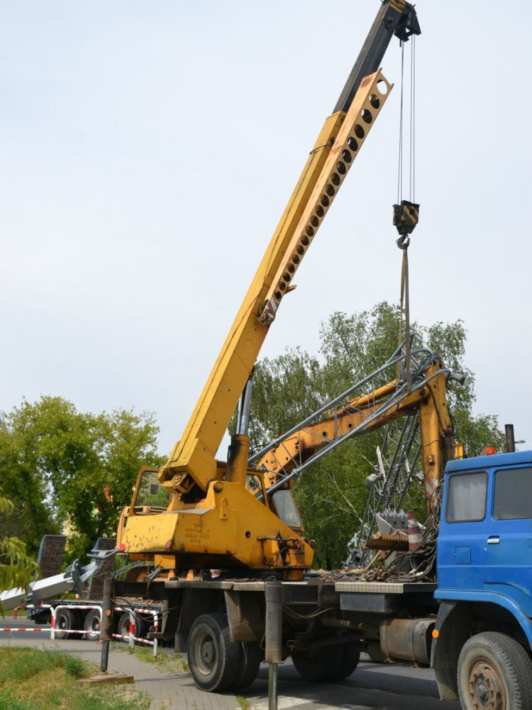 Ciągnik z koparką skasował bramkę viaTOLL. Krajówka zablokowana