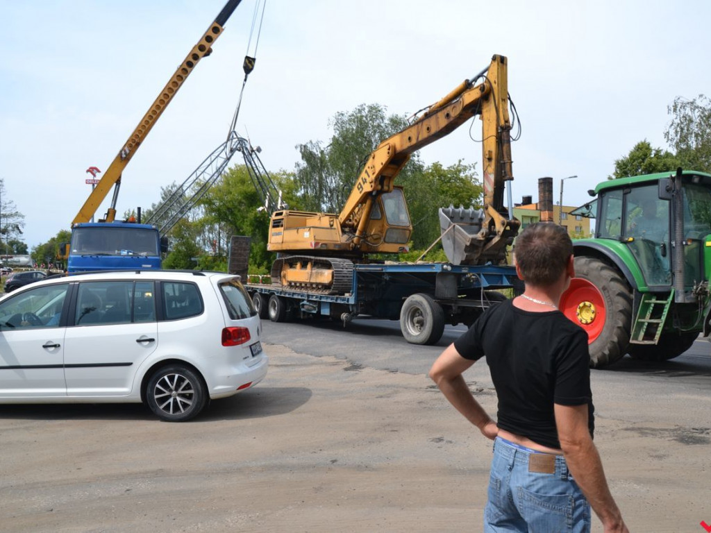 Ciągnik z koparką skasował bramkę viaTOLL. Krajówka zablokowana