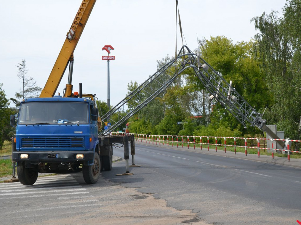 Ciągnik z koparką skasował bramkę viaTOLL. Krajówka zablokowana