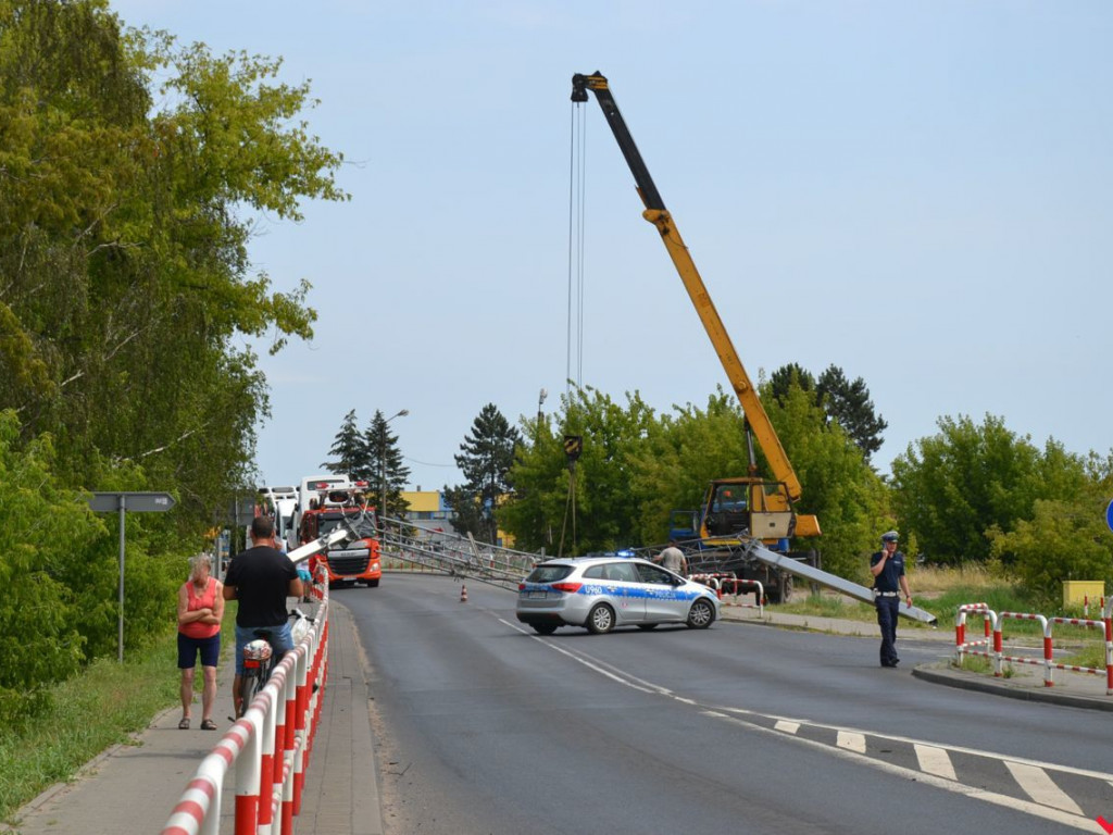 Ciągnik z koparką skasował bramkę viaTOLL. Krajówka zablokowana