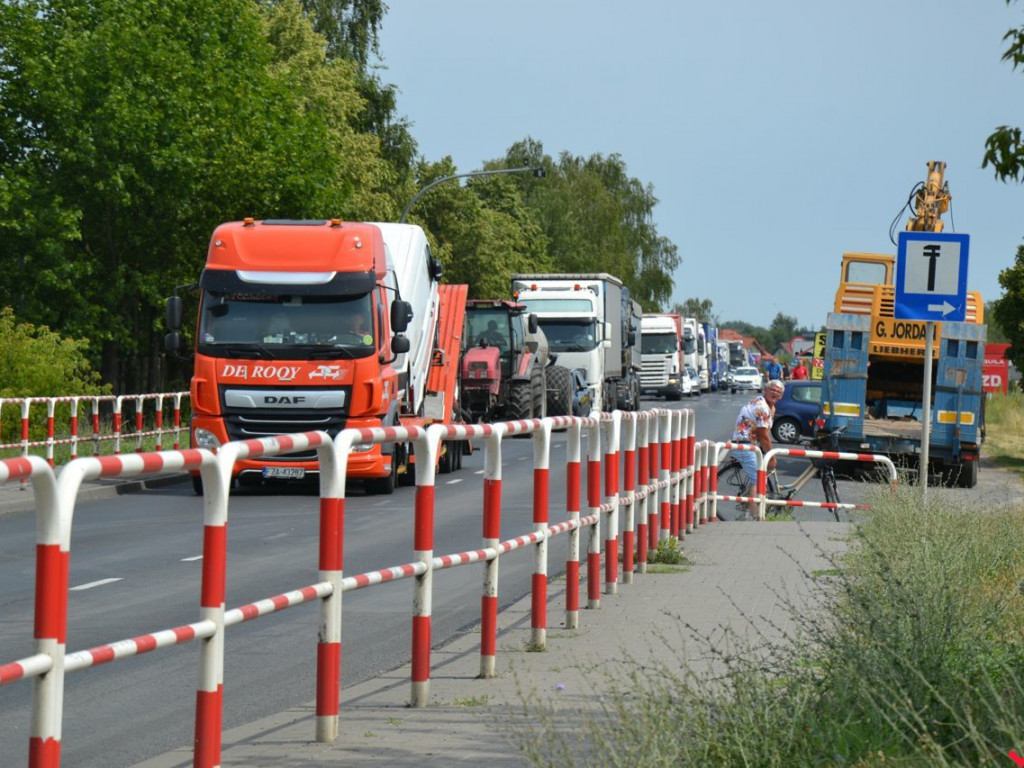 Ciągnik z koparką skasował bramkę viaTOLL. Krajówka zablokowana