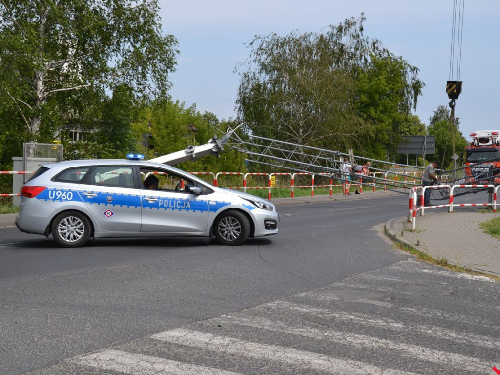 Ciągnik z koparką skasował bramkę viaTOLL. Krajówka zablokowana
