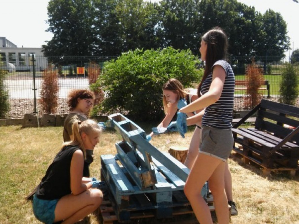 Młodzi ludzie zakasali rękawy i mają miejsce do spotkań