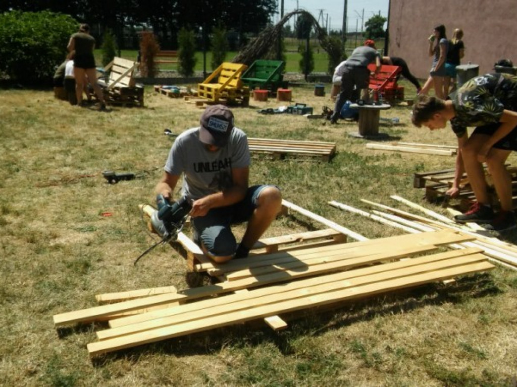 Młodzi ludzie zakasali rękawy i mają miejsce do spotkań