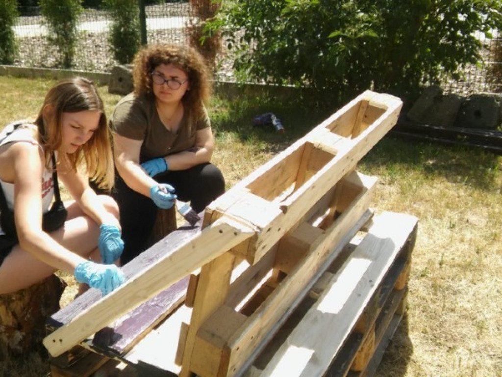 Młodzi ludzie zakasali rękawy i mają miejsce do spotkań