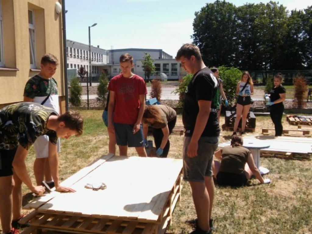 Młodzi ludzie zakasali rękawy i mają miejsce do spotkań