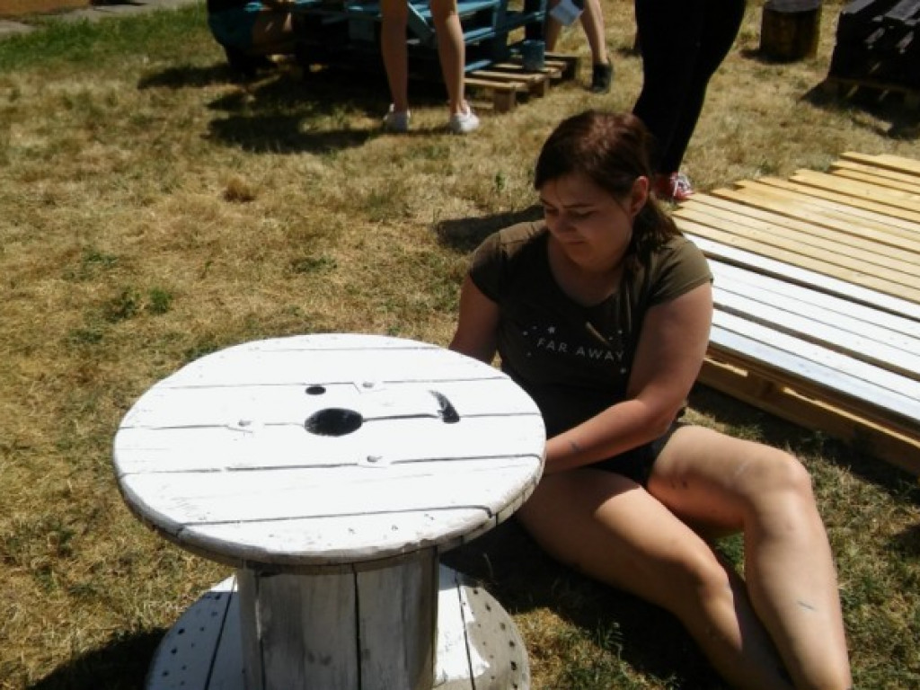 Młodzi ludzie zakasali rękawy i mają miejsce do spotkań