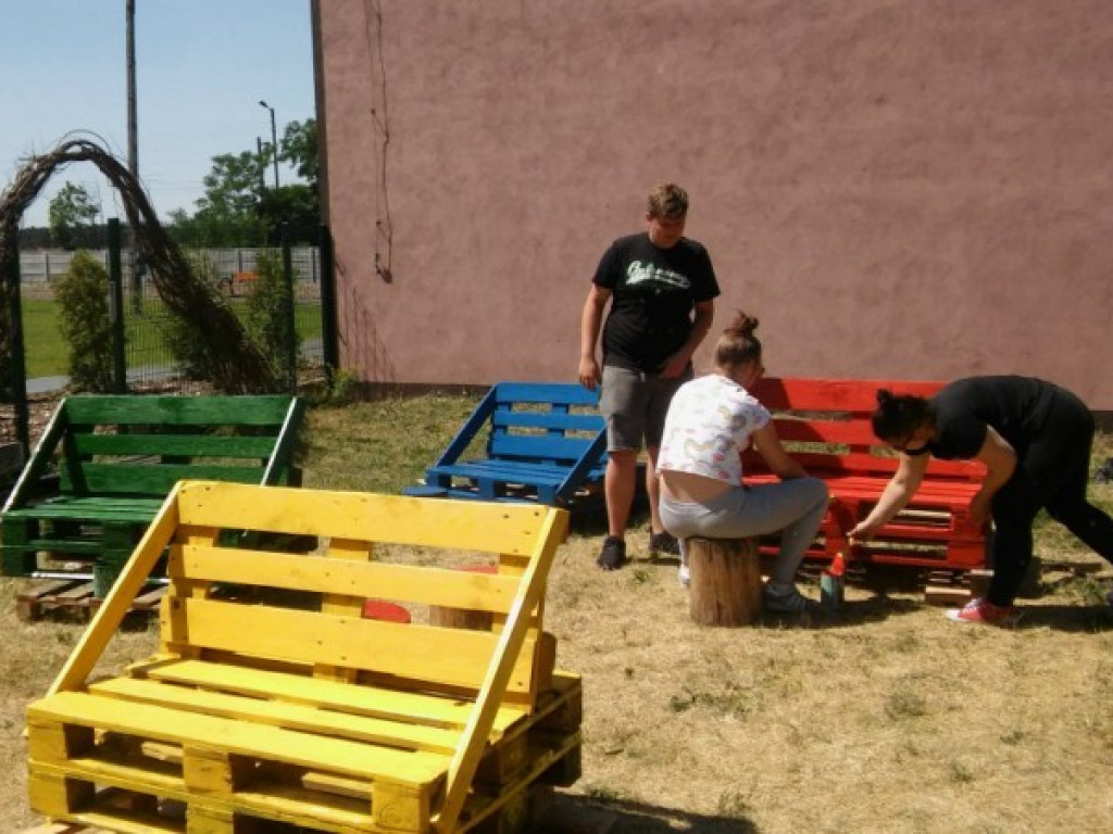 Młodzi ludzie zakasali rękawy i mają miejsce do spotkań